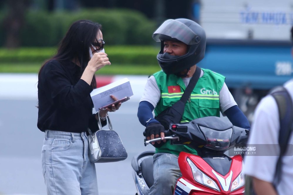 Phe vé chào bán vé trận Việt Nam - Thái Lan với mức giá cao hơn nhiều lần giá gốc. Ảnh: Thanh Vũ