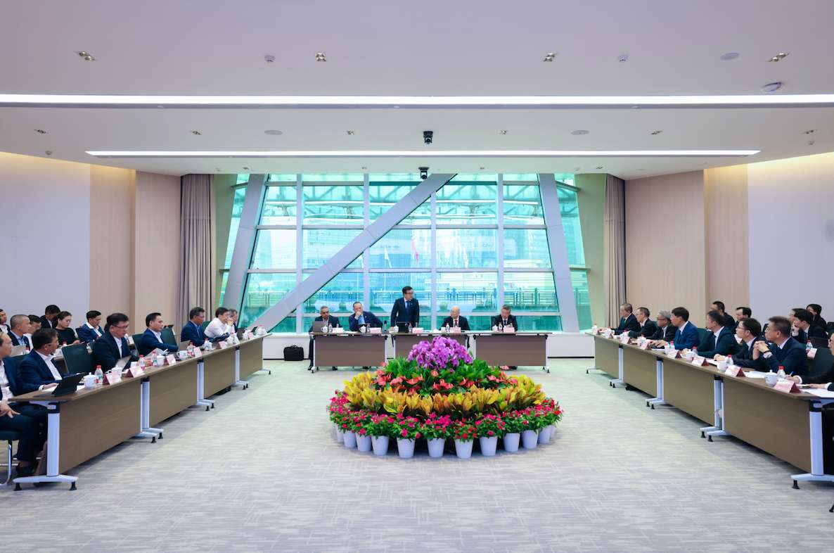 Representative of the Investor speaks at the meeting. Photo: BSR