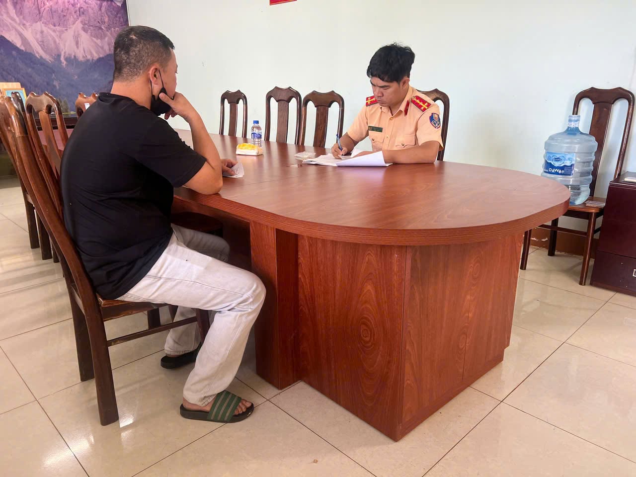 Cơ quan chức năng tỉnh Đắk Lắk đã xử lý một tài xế điều khiển xe khách vượt ẩu trên đường Hồ Chí Minh. Ảnh: Công an Đắk Lắk