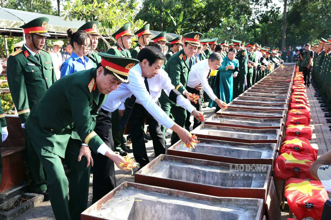 Các đại biểu bày tỏ sự tri ân và ghi nhớ công lao to lớn của các anh hùng liệt sĩ. Ảnh: Tạ Quang