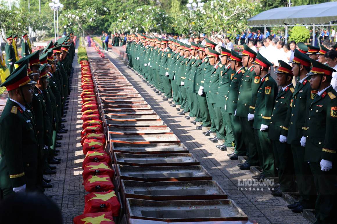 Nghi thức an táng hài cốt liệt sĩ. Ảnh: Tạ Quang