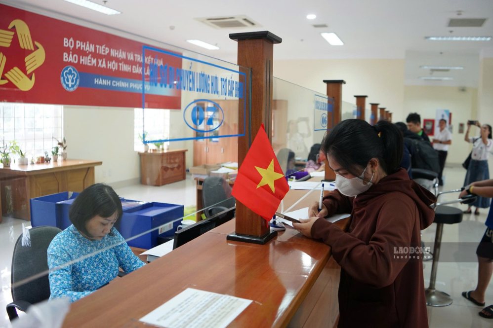 People in Dak Lak province are supported to resolve administrative procedures and social insurance. Photo: Kim Bao