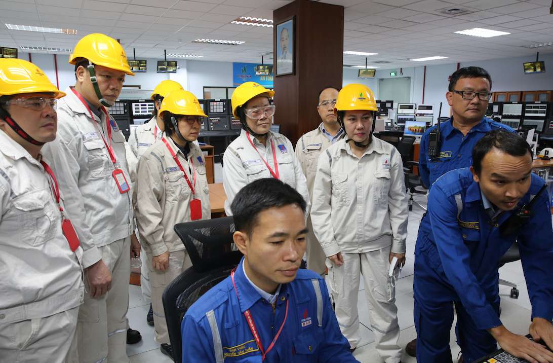 The working delegation of the Ministry of Science and Technology surveys the production process of national defense fuel products at Dung Quat Oil Refinery. Photo: BSR