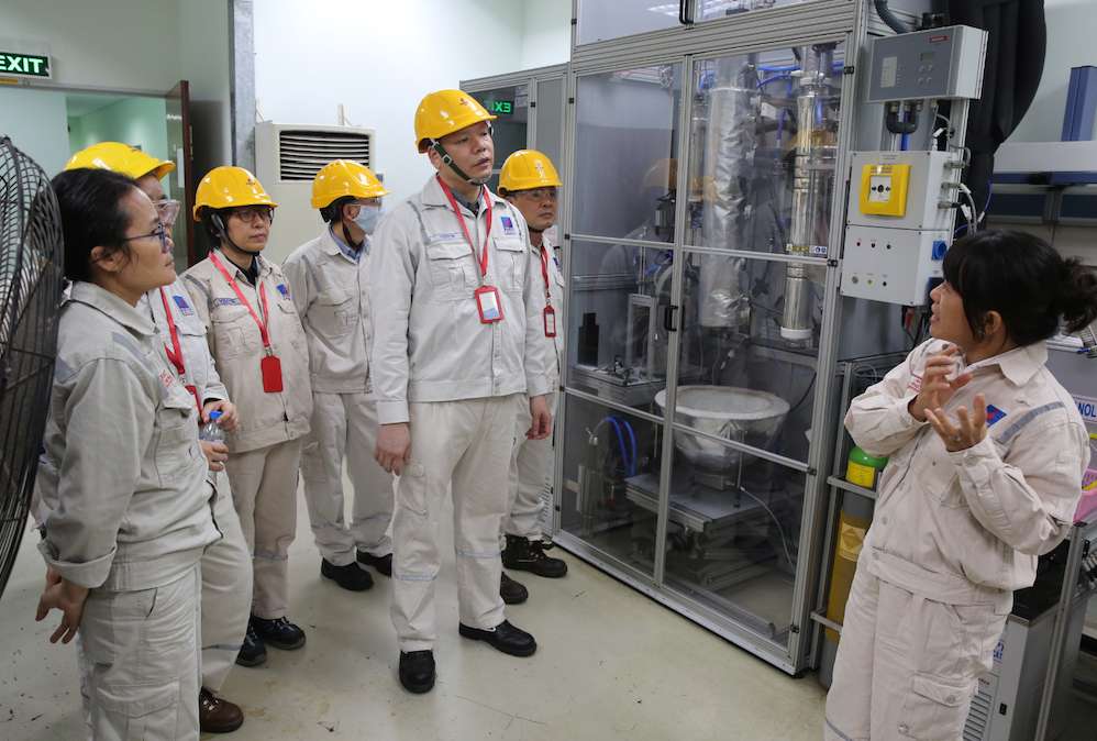 Đoàn công tác khảo sát phòng Thí nghiệm. Ảnh: BSR
