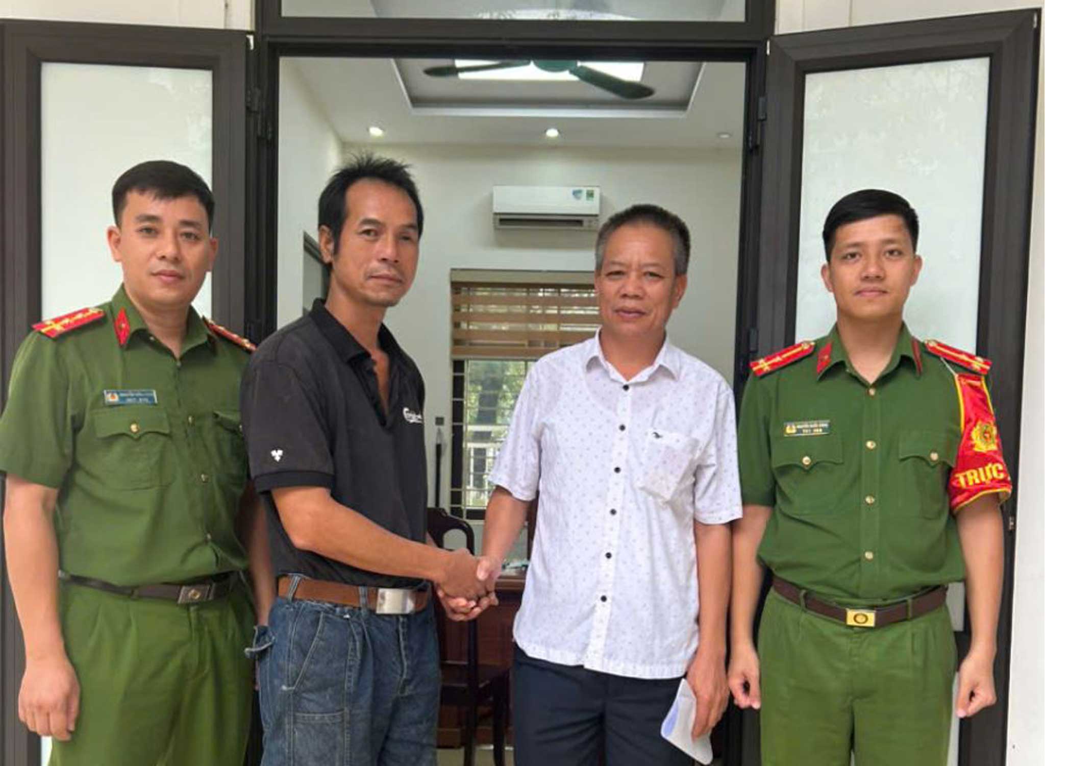 Mr. Doan Ngoc Hoi receives the wrongly transferred money from Mr. Ngo Ngoc Huy at the police station. Photo: Phu Tho Provincial Police