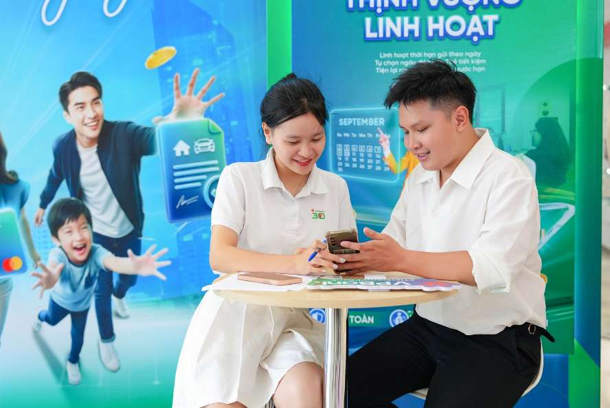 A person visits the booth because minigames can ask more about credit cards; shoppers may be interested in more convenient payment methods; people with unused money may learn about profitability; store owners are interested in how to bring incentives to more customers. Photo: VPBank