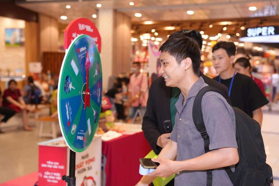Những hoạt động rất đời thường: dừng lại nghe nhạc, tham gia minigame, check-in hoặc khám phá không gian trải nghiệm. Ảnh: VPBank