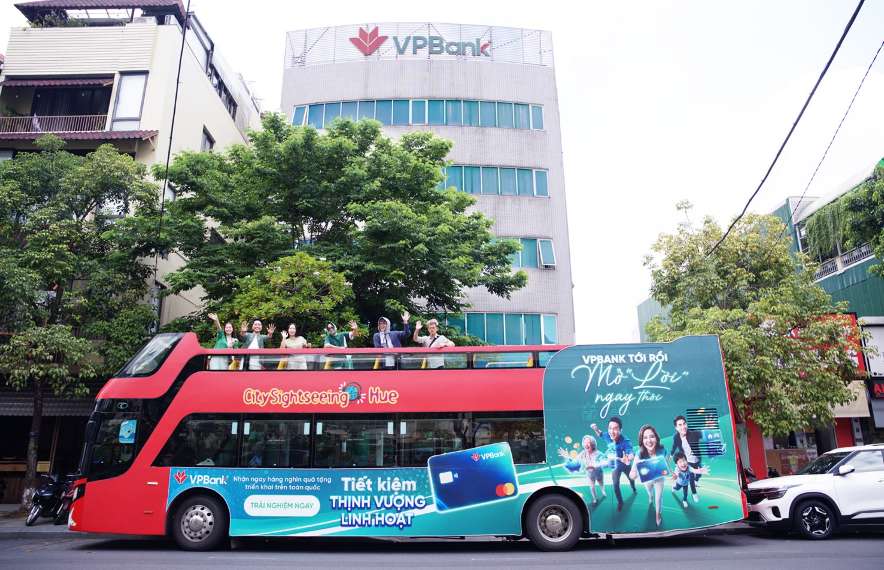Xe bus hai tầng mang nhận diện VPBank tạo thêm một lớp trải nghiệm xuyên suốt chương trình. Ảnh: VPBank