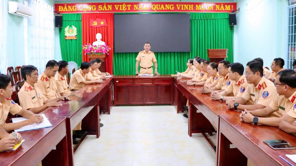 Before, during and after the final match of Vietnam and Thailand football, the Traffic Police force of An Giang Provincial Police will strengthen patrols and controls on key routes and areas. Photo: Tien Dung/An Giang Police
