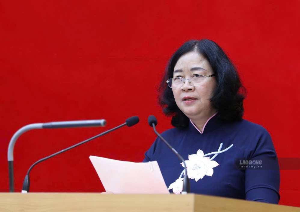 Bà Bùi Thị Minh Hoài, Ủy viên Bộ Chính trị, Bí thư Trung ương Đảng, Chủ tịch Ủy ban Trung ương MTTQ Việt Nam phát biểu tại lễ trao Huy hiệu 80 năm tuổi Đảng. Ảnh: Xuyên Đông