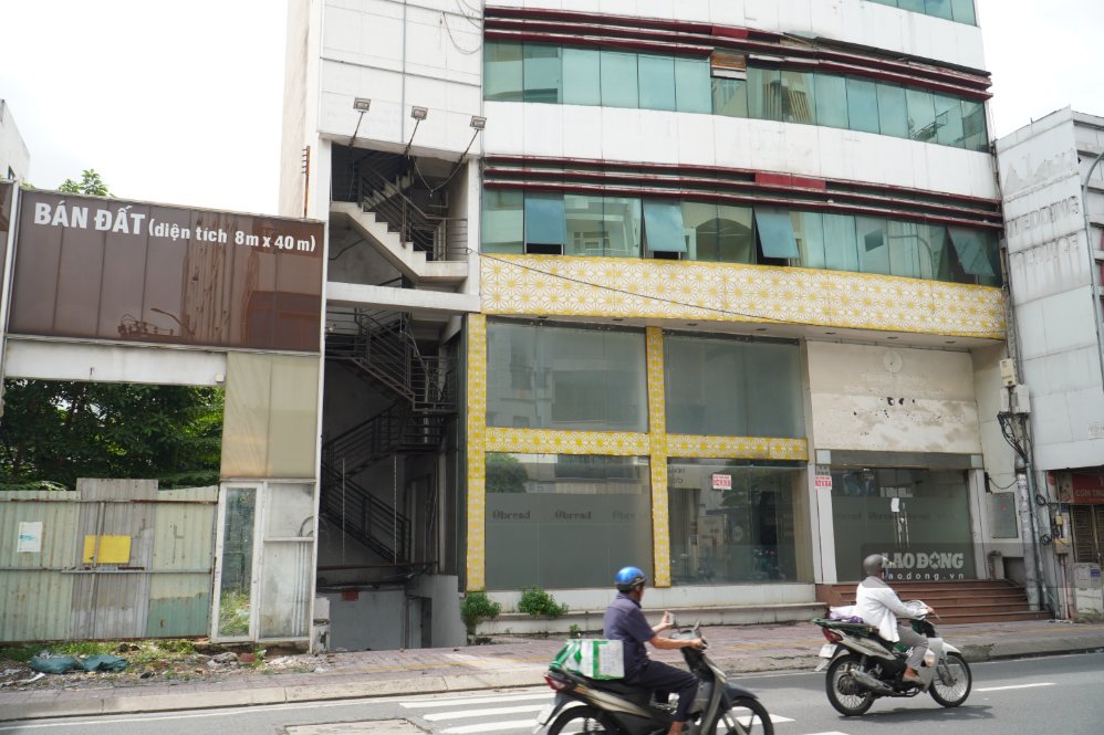 Không ít cửa hàng đóng cửa, trả mặt bằng trên các tuyến đường TPHCM. Ảnh: Hạ Mây