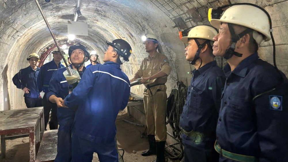 Kiểm tra công tác chuẩn bị điều kiện phục vụ phần thi thực hành Hội thi thợ giỏi cấp Tập đoàn lần thứ 13, năm 2026 tại Trường Cao đẳng TKV. Ảnh: Vinacomin