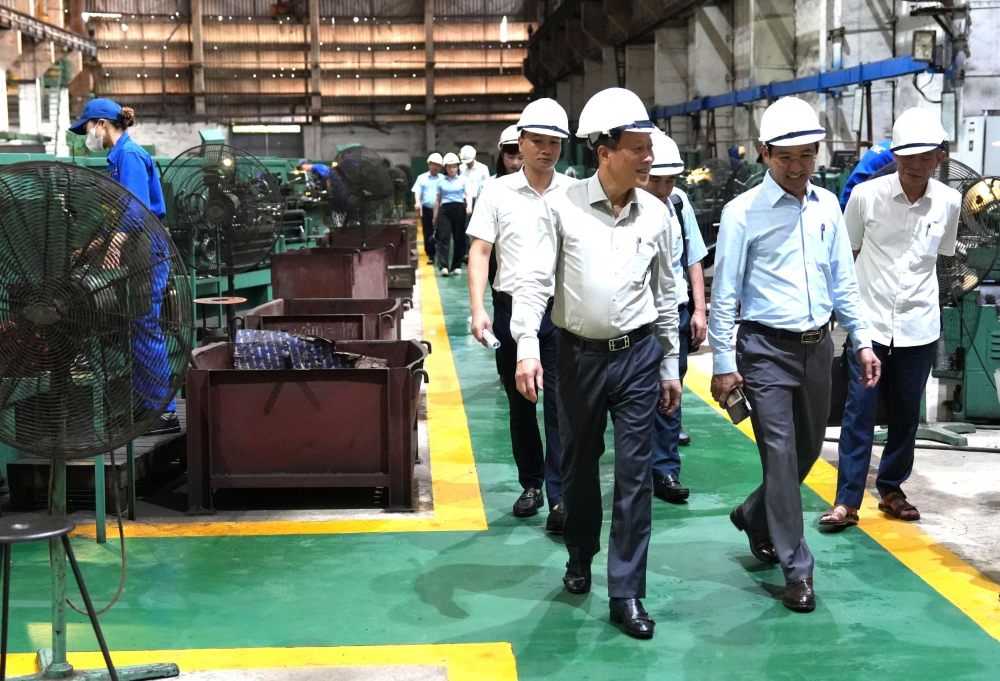 TKVグループの作業部会が、2026年に機械製造株式会社で開催される第13回グループレベル熟練労働者コンテストの実技試験の準備状況を視察。写真:Vinacomin