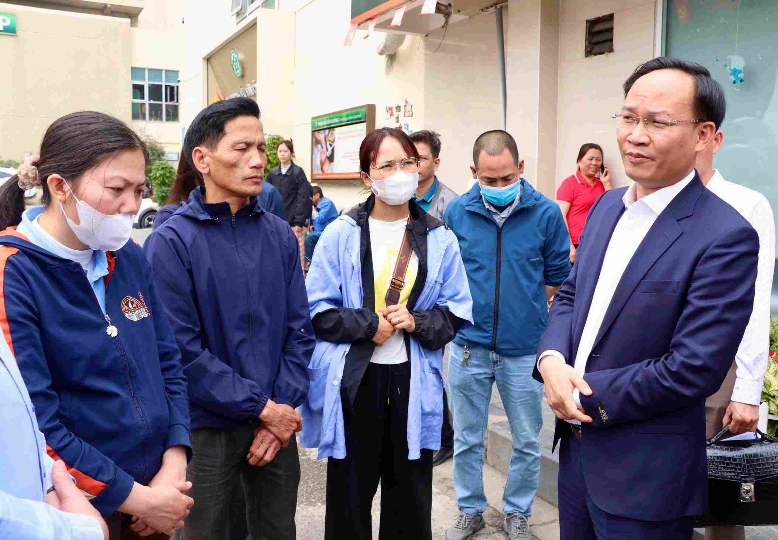 Vice Chairman of Bac Ninh Provincial People's Committee Pham Van Thinh visits and encourages families of victims of the gas poisoning incident at Vigracera Hanoi Joint Stock Company in Yen Phong Industrial Park, in March 2026. Photo: Bac Ninh e-Portal