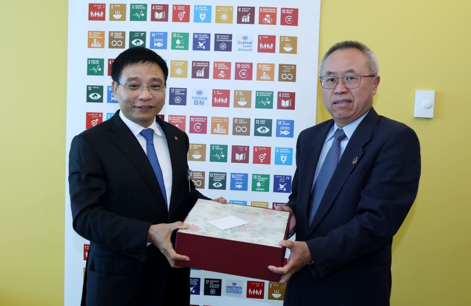 Member of the Party Central Committee, Deputy Prime Minister Nguyen Van Thang and Mr. Li Junhua, Deputy Secretary-General of the United Nations in charge of economic and social affairs. Photo: Ministry of Foreign Affairs