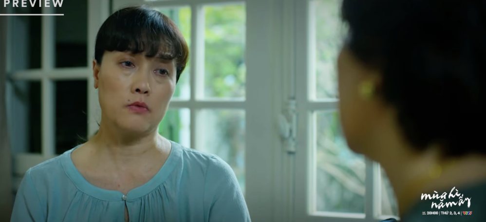 Khánh bất lực khi chứng kiến cuộc trò chuyện của hai mẹ. Ảnh: VFC