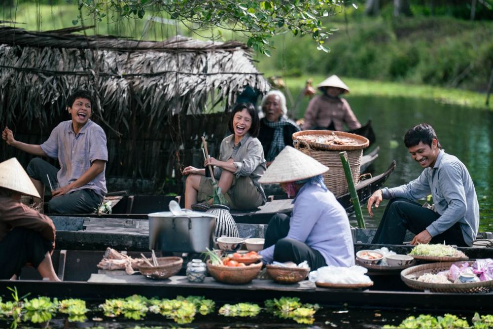 Diễn viên Phương Nam thích thú khi được trải nghiệm chợ nổi U Minh Thượng. Ảnh: Nhân vật cung cấp.