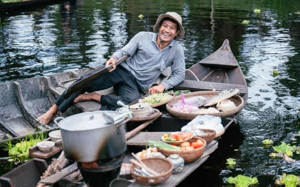 Actor Phuong Nam filming at U Minh Thuong floating market. Photo: NVCC