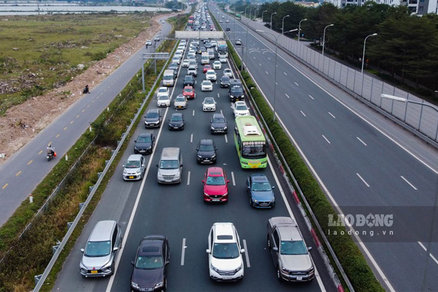 When traffic jams occur on the highway, drivers rely on the actual situation to adjust the safe distance. Photo: To The
