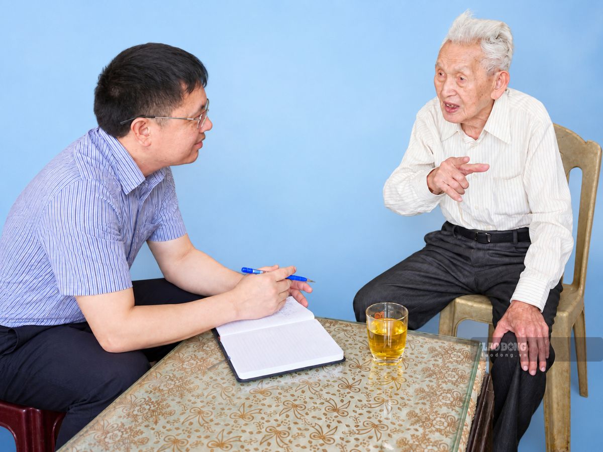 Veteran Party member, veteran Nguyen Xuan Mao (right) talks with a reporter from Lao Dong Newspaper. Photo: Duy Chuong