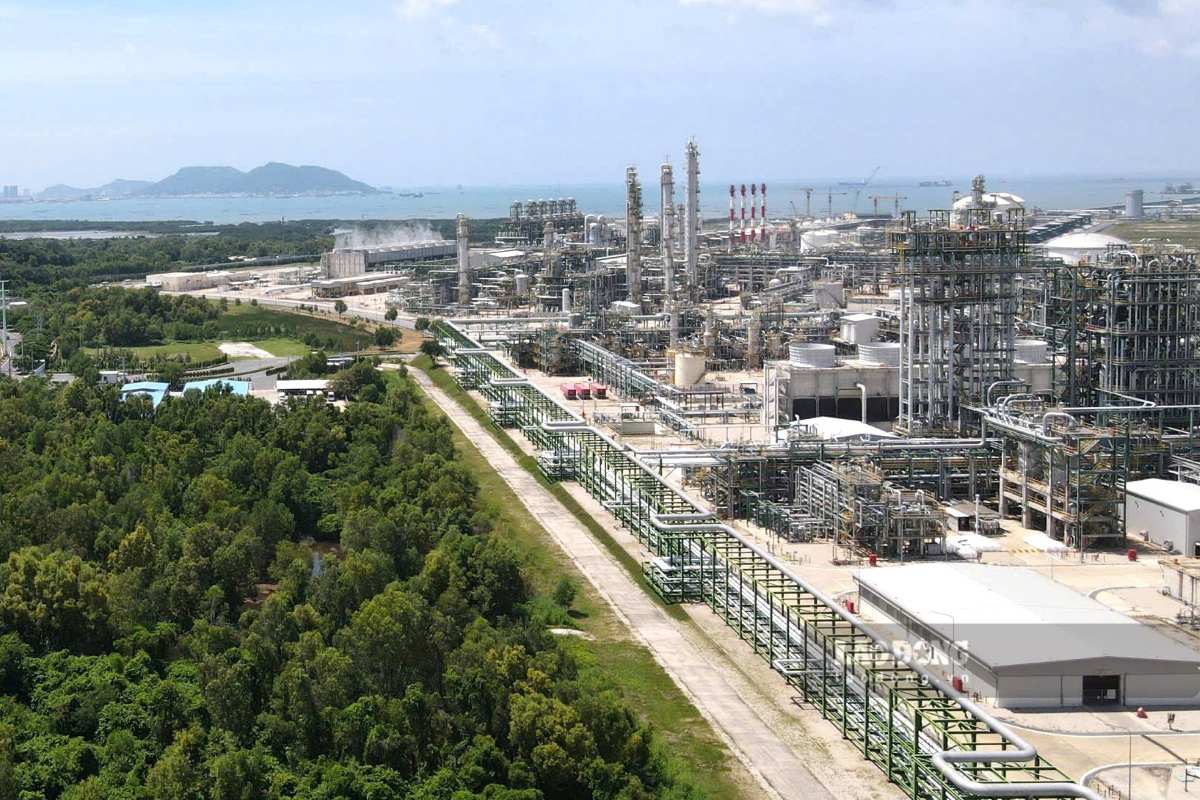 The commune with a petrochemical project of more than 5 billion USD has a document discussing the merger with a neighboring ward. Photo: Thanh An