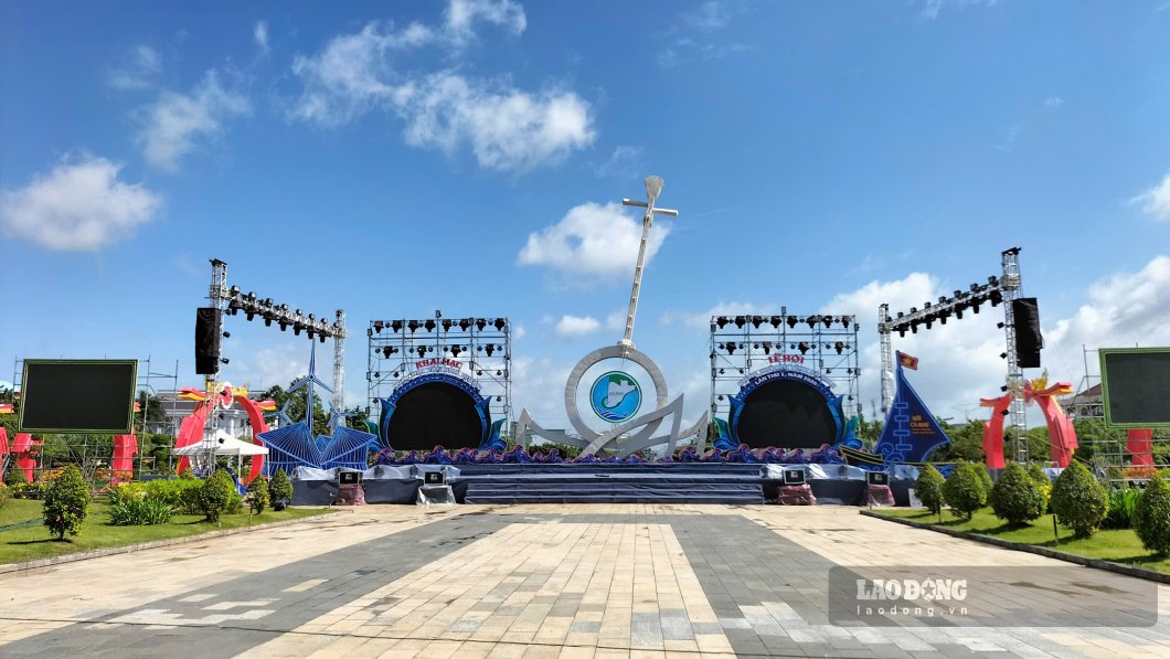 Sân khấu Quảng trường Hùng Vương, phường Bạc Liêu, Cà Mau sẵn sàng cho tiếp sóng bóng đá tuyển Việt Nam và đội tuyển Thái Lan. Ảnh: Nhật Hồ.