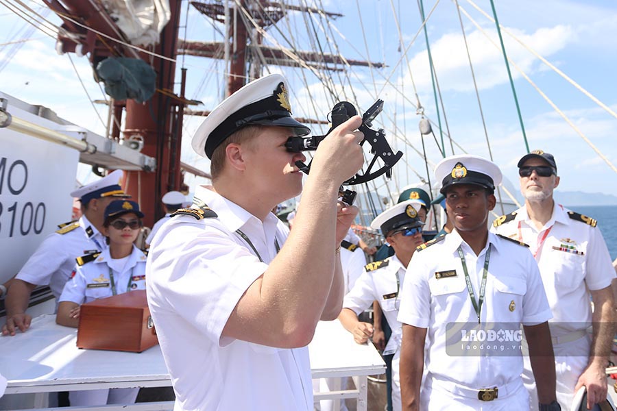 Students are instructed and use Sextant (machine 1/6). Photo: Hai Nguyen