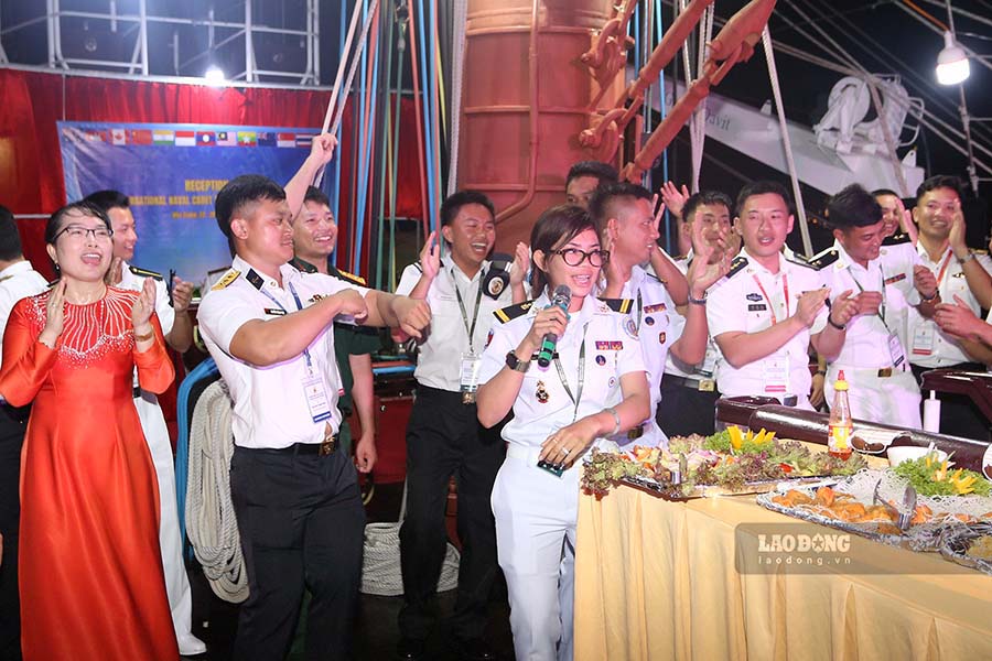 Buổi tiệc giao lưu gắn kết tình hữu nghị có sự đóng góp các tiết mục ca nhạc của các học viên. Ảnh: Hải Nguyễn 