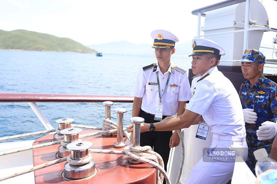Sĩ quan tàu 286-Lê Quý Đôn hướng dẫn học viên thao tác hệ thống dây buồm. Ảnh: Hải Nguyễn 