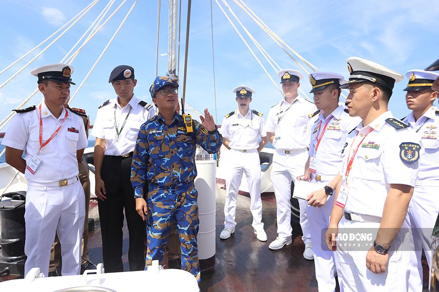 Sĩ quan Tàu 286-Lê Quý Đôn hướng dẫn học viên thao tác hệ thống dây buồmA
