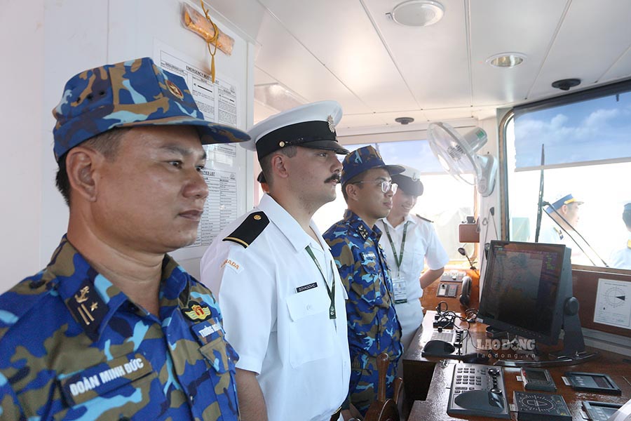 Sĩ quan tàu 286-Lê Quý Đôn hướng dẫn học viên điều động tàu. Ảnh: Hải Nguyễn 