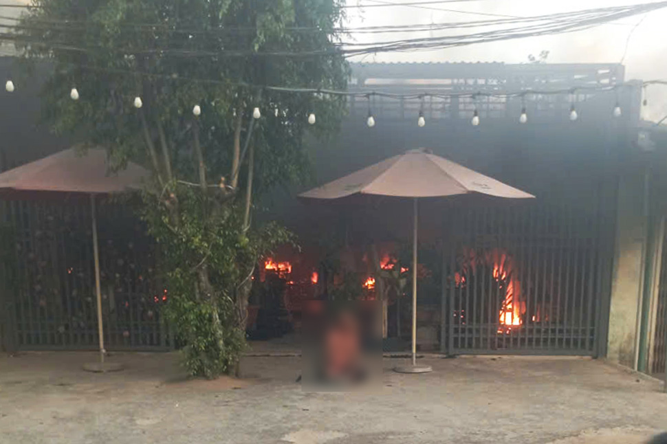 Ông B. được người dân đưa ra ngoài sau khi phóng hỏa đốt nhà, ôm người tình trong đám cháy. Ảnh: Công an Gia Lai.