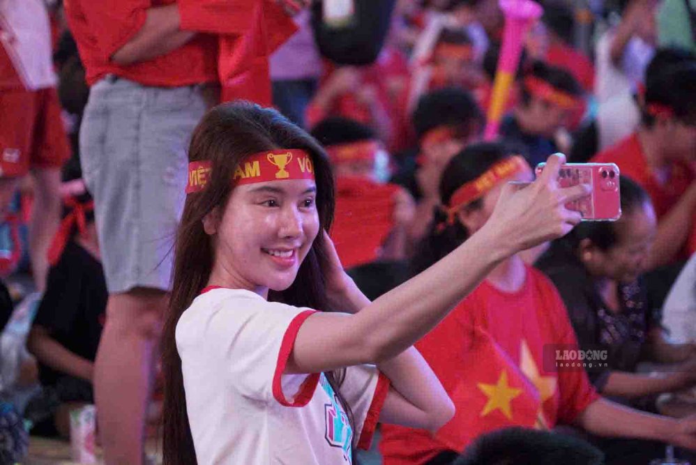 Đông đảo cổ động viên tập trung, chụp ảnh và chuẩn bị cờ, băng rôn trước giờ bóng lăn.