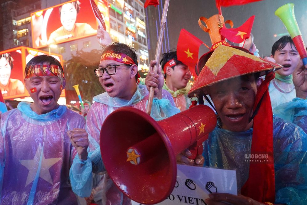Under the rain, the red color of fans still covered Nguyen Hue street before the match. Photo: Thai Bao