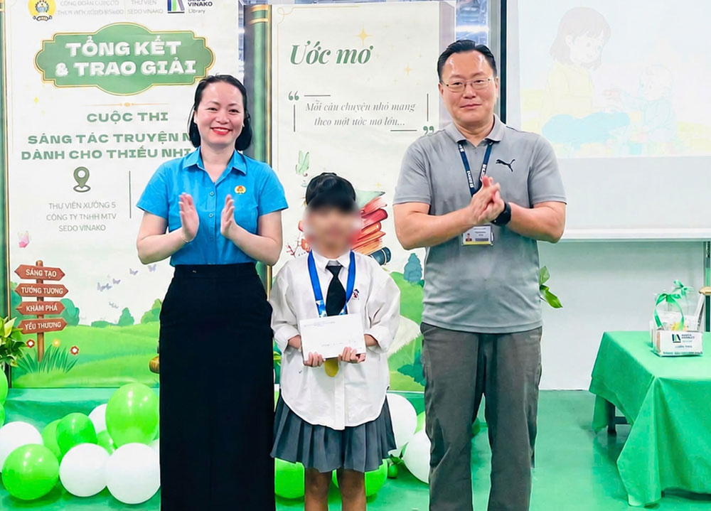 Trade Union Library of Sedo Vinako One Member Limited Liability Company summarizes and awards the "Short Story Creation for Children" contest. Photo: Da Nang Trade Union