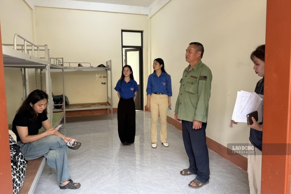 Đội tình nguyện Trường Cao đẳng Y tế Sơn La giúp phụ huynh và tân sinh viên đăng kí ở trọ tại kí túc xá nhà trường. Ảnh: Thu Hảo