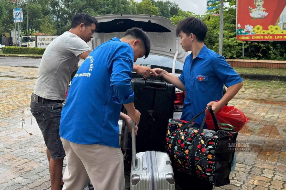 CLB tình nguyện Đoàn Trường Đại học Tây Bắc hỗ trợ tân sinh viên tìm nhà trọ và đăng kí ở tại kí túc xá nhà trường. Ảnh: Kiều Tiến Lương
