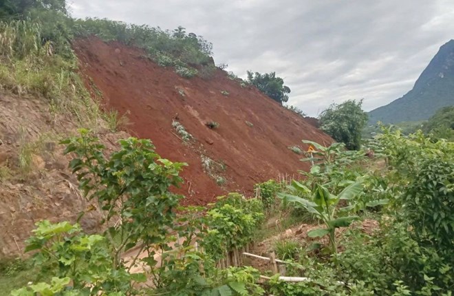 Sạt lở hơn 300.000m3 đất đá gây ách tắc giao thông ở Thanh Hóa