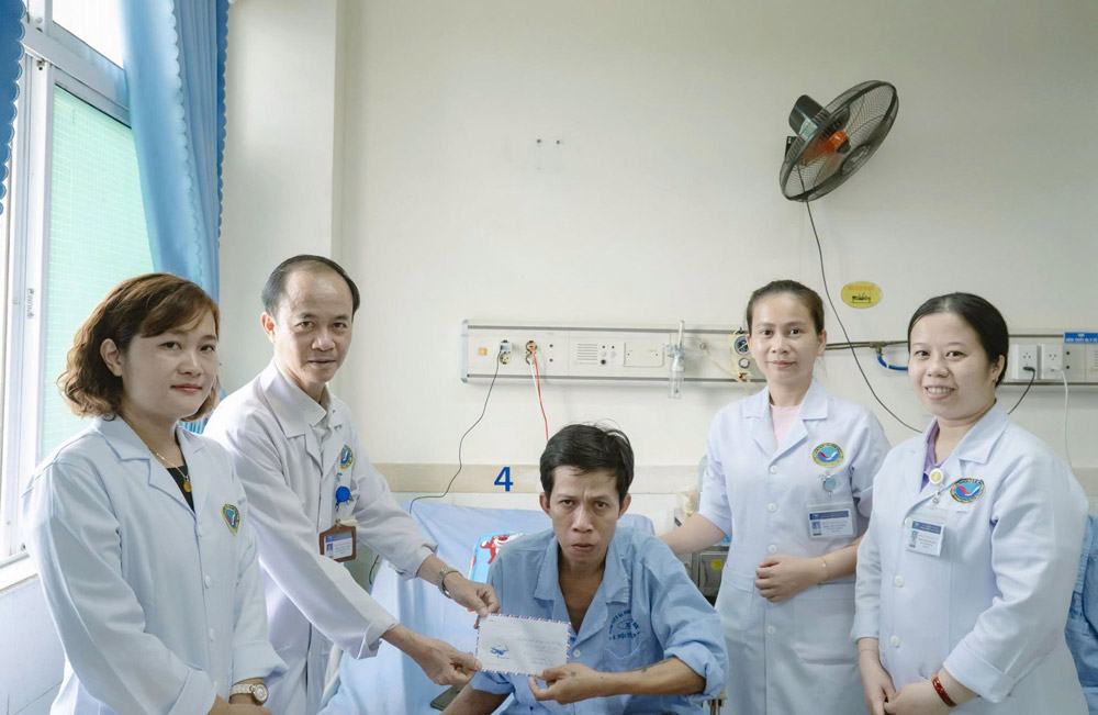 The Trade Union of Viet - Han Da Nang Hospital organized a delegation to visit, encourage and give 4 million VND to support 2 mothers and children in particularly difficult circumstances. Photo: Da Nang Trade Union