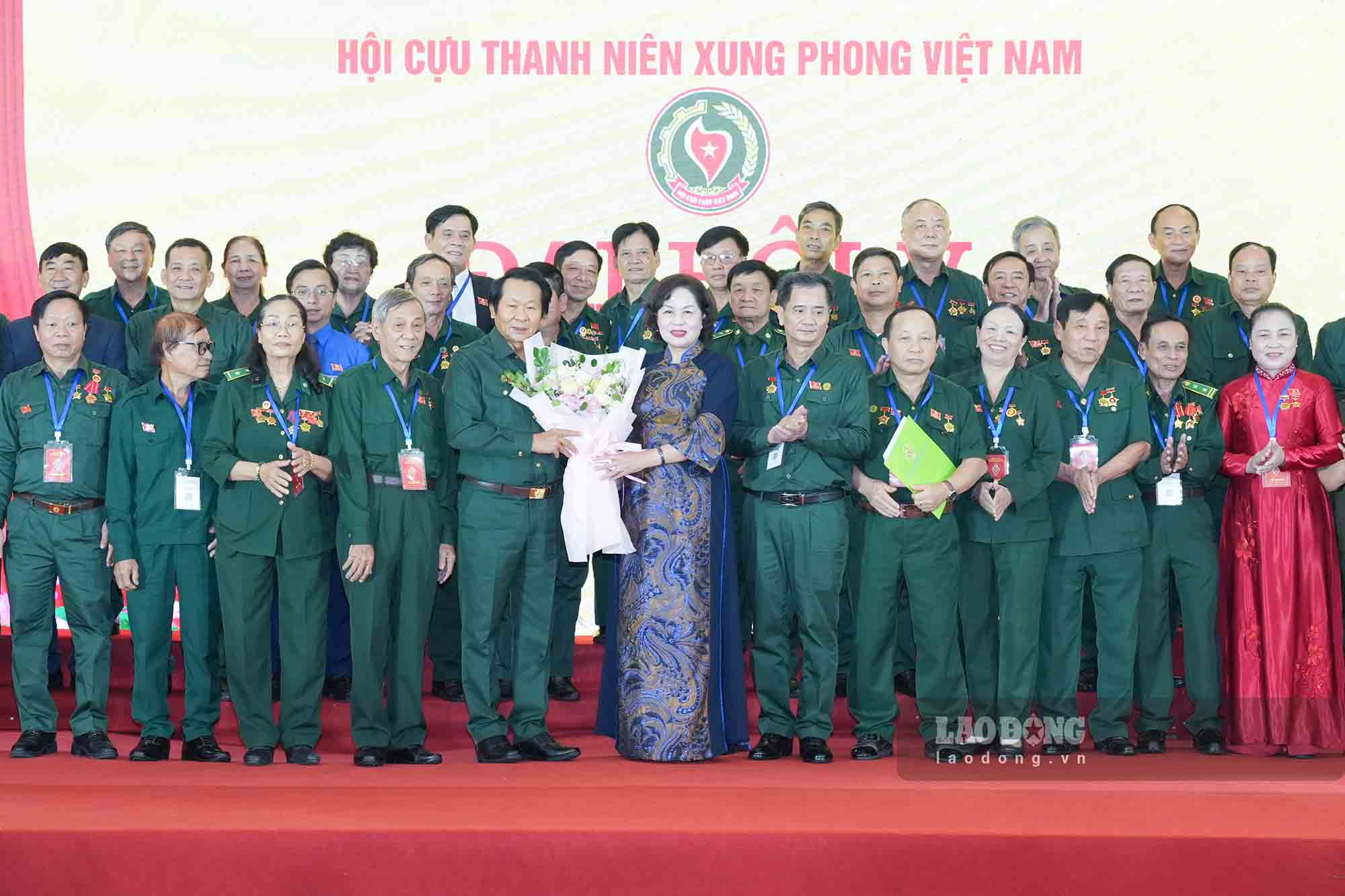 Ủy viên Trung ương Đảng, Phó Chủ tịch Quốc hội Nguyễn Thị Hồng tặng hoa chúc mừng Ban Chấp hành Hội Cựu TNXP khóa V, nhiệm kỳ 2026 -2031. Ảnh: Sóng Hữu