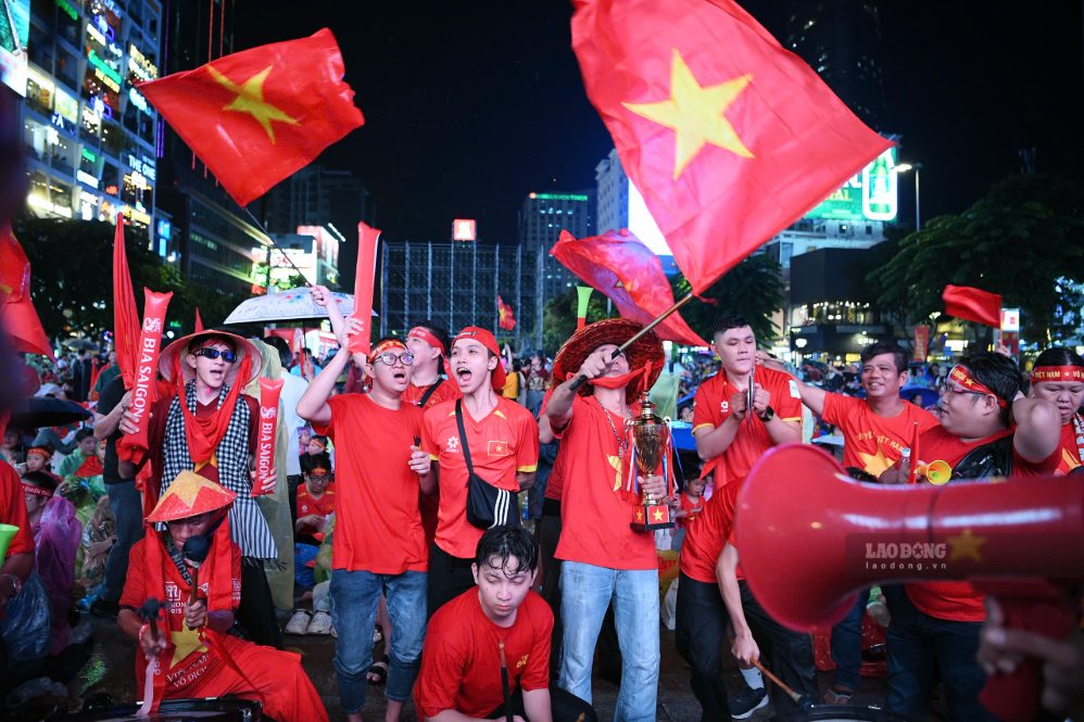 Red flags with yellow stars fluttering among the crowd cheering for the Vietnamese team. Photo: Thai Bao