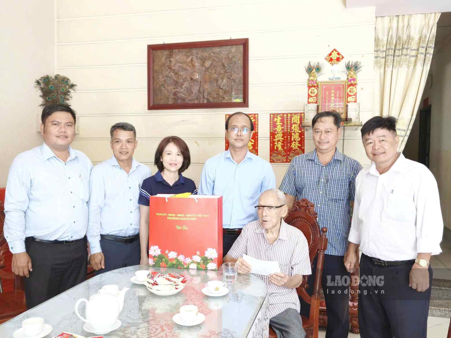 Lãnh đạo phường Chánh Hiệp tặng quà tri ân 3 người có công