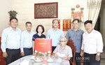 Lãnh đạo phường Chánh Hiệp tặng quà tri ân 3 người có công