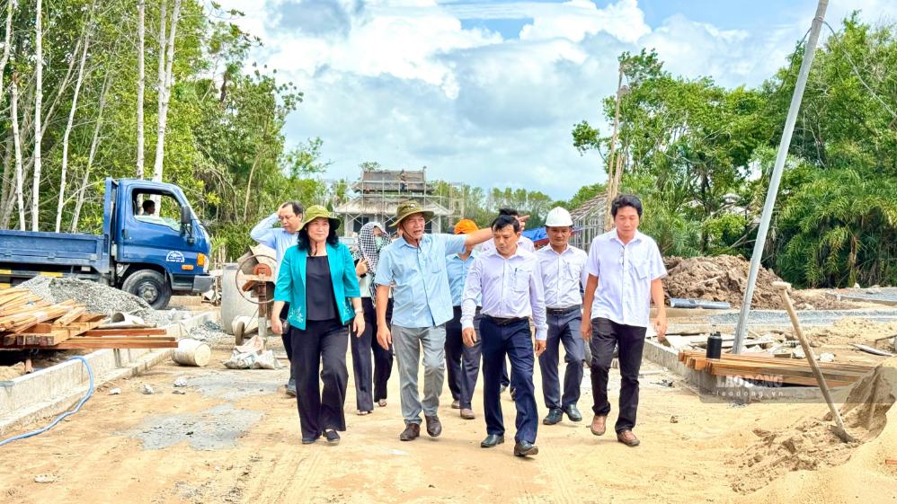 Vice Chairman of Vinh Long Provincial People's Committee Nguyen Thi Be Muoi surveys the Renovation and restoration project of Tra Vinh Provincial Party Committee Base. Photo: Hoang Loc