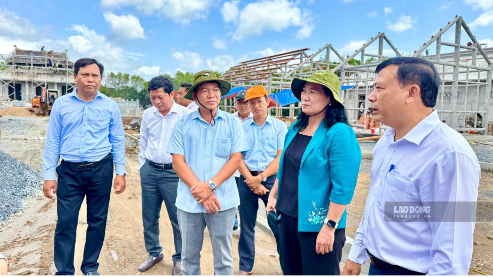 an Quản lý dự án báo cáo tiến độ thi công các hạng mục giai đoạn 1 của dự án. Ảnh: Hoàng Lộc