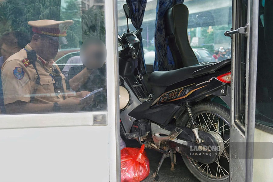 Đáng chú ý, khi kiểm tra xe khách mang biển kiểm soát 17F-000.XX, chạy tuyến cố định Thái Bình (cũ) - Bến xe Yên Nghĩa, CSGT phát hiện tài xế chở xe máy trong khoang hành khách.