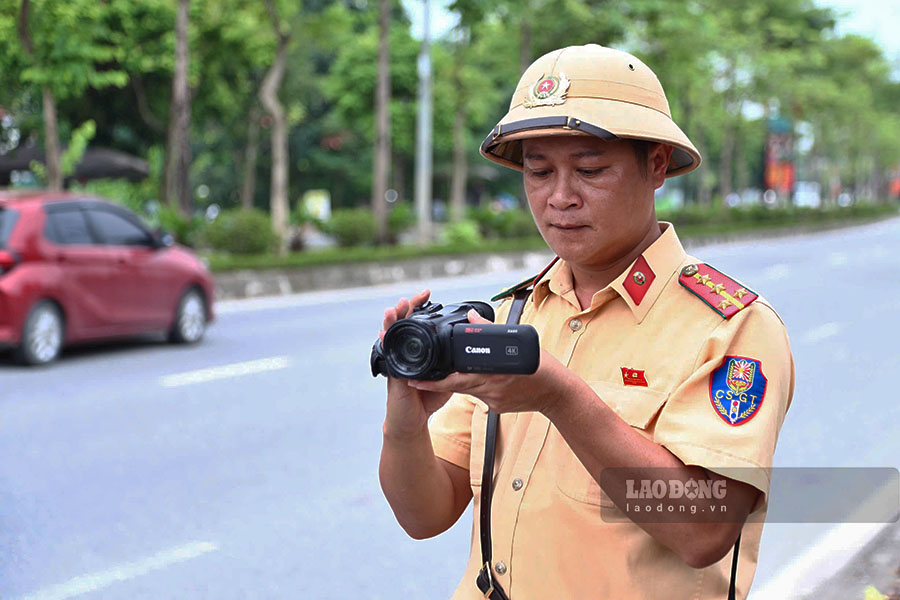CSGT sử dụng thiết bị nghiệp vụ ghi hình phương tiện vi phạm. Theo Phòng CSGT Hà Nội, thông qua công tác tuần tra, kiểm soát, khi phát hiện vi phạm liên quan đến trách nhiệm của đơn vị vận tải, lực lượng CSGT sẽ kiến nghị, phối hợp với các lực lượng chức năng kiểm tra, xử lý doanh nghiệp, chủ phương tiện theo đúng quy định của pháp luật.