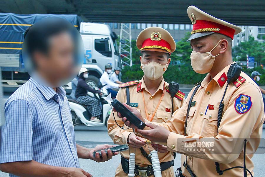 CSGT tập trung kiểm tra điều kiện hoạt động của phương tiện, kiểm tra nồng độ cồn, ma túy với tài xế.