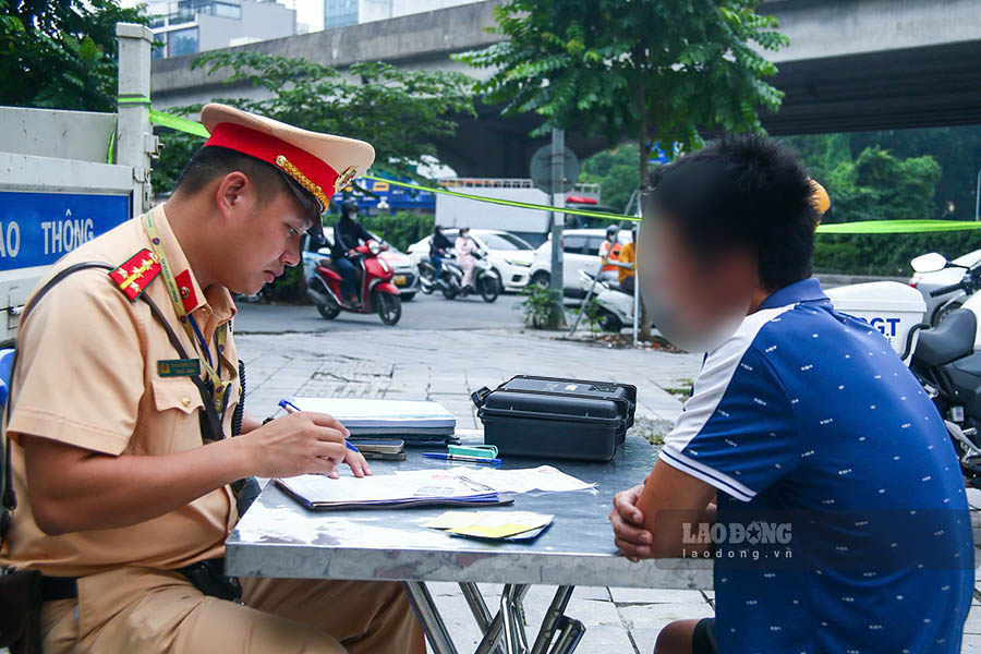 Tổ CSGT đã lập biên bản xử phạt lỗi “Để hàng hóa trong khoang chở khách” với tài xế chiếc xe trên. Với lỗi này, tài xế sẽ bị phạt 700 nghìn đồng.