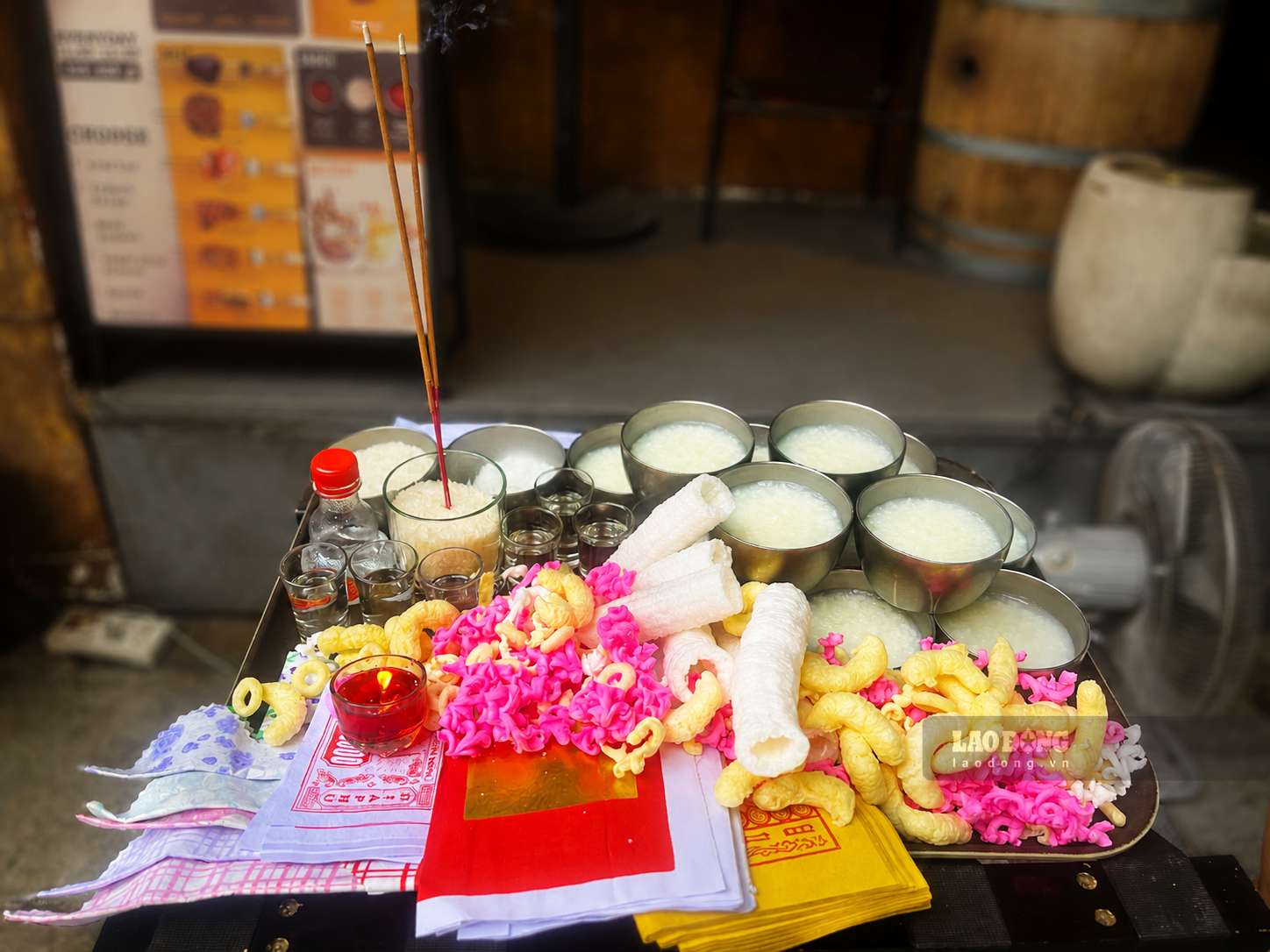 On the full moon day of July, many families arrange offering trays, read prayers indoors and outdoors to worship ancestors, gods, and sentient beings. Photo: Chi Long